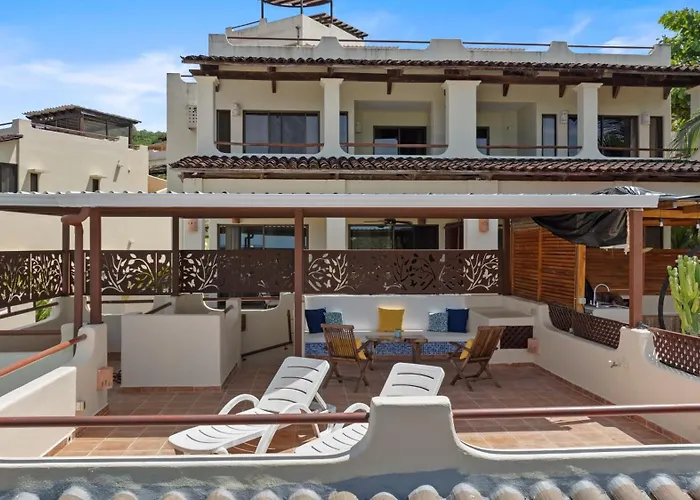 Sunshine Escape With A Rooftop Patio